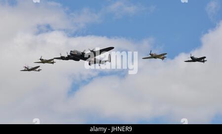 Schlacht of Britain Memorial Flight fliegen an der Royal International Air Tattoo in der Thompson-Bildung Stockfoto