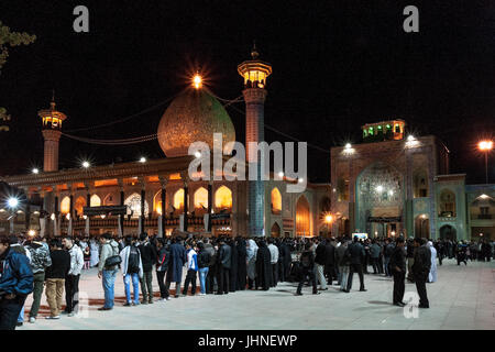 SHIRAZ, IRAN - Januar 2: Menschen besuchen Hof des Shah Cheragh Moschee am 2. Januar 2009 Shiraz im Iran. Menschen von Shiraz während 2 sehr wichtige d Stockfoto