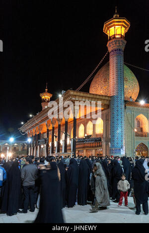 SHIRAZ, IRAN - Januar 2: Menschen besuchen Hof des Shah Cheragh Moschee am 2. Januar 2009 Shiraz im Iran. Menschen von Shiraz während 2 sehr wichtige d Stockfoto