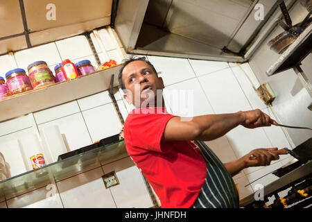 Mitarbeiter vorbereiten, Kochen und servieren eine Auswahl von englischen und Bengali Mahlzeiten im Shazanz Kebab House in Lozells, Birmingham, UK Stockfoto