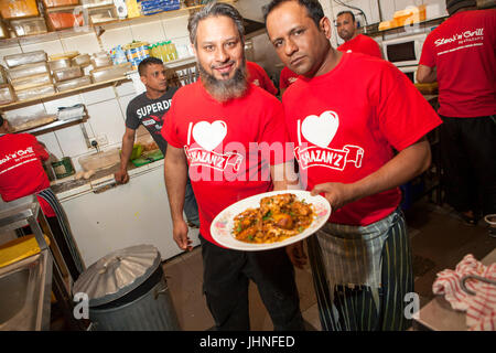 Mitarbeiter vorbereiten, Kochen und servieren eine Auswahl von englischen und Bengali Mahlzeiten im Shazanz Kebab House in Lozells, Birmingham, UK Stockfoto