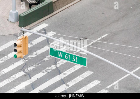 Kreuz zu Fuß, Ampel im Westen 61st Street und Broadway in New York City Stockfoto