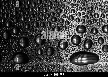 Alien Skin aussehende Kunstwerke. Ein Foto von Kondensation Tröpfchen auf der Innenseite einer Plastikflasche Wasser, fotografiert mit einem Makro-Objektiv zu Detail erfassen Stockfoto