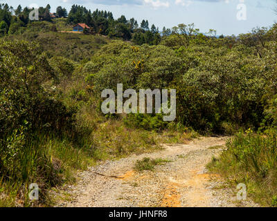 Schmutzigen Straße und ein Haus auf dem Hügel am Serra da Bocaina, São Paulo, Brasilien Stockfoto