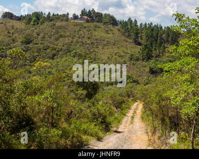 Schmutzigen Straße und ein Haus auf dem Hügel am Serra da Bocaina, São Paulo, Brasilien Stockfoto