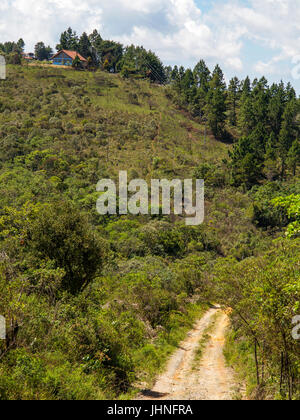 Schmutzigen Straße und ein Haus auf dem Hügel am Serra da Bocaina, São Paulo, Brasilien Stockfoto