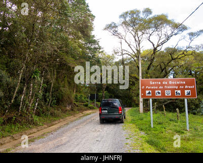 Schmutzige Straße bei Serra da Bocaina, São Paulo Stockfoto