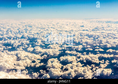 Ein Blick aus einem Flugzeug auf ein Leyer von Wolken. Stockfoto