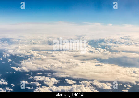 Ein Blick aus einem Flugzeug auf ein Leyer von Wolken. Stockfoto