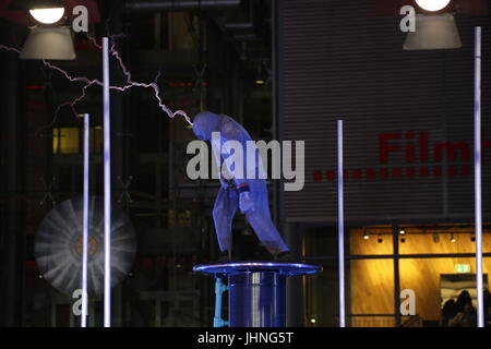 Berlin, Deutschland, 15. April 2014: Electircity Blitz zeigen während Spiderman Filmpremiere Stockfoto