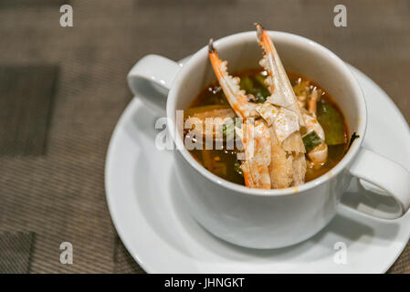 Thai Tom Yum würzige Fischsuppe Krabbensuppe Stockfoto