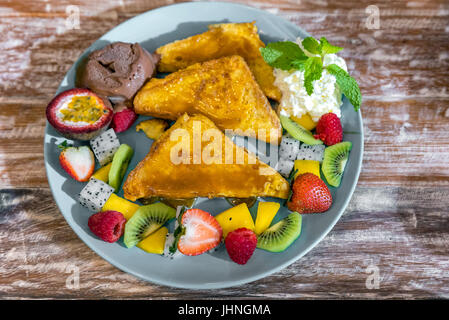 French Toast mit exotischen tropischen Früchten mit Gelato Eis serviert Stockfoto