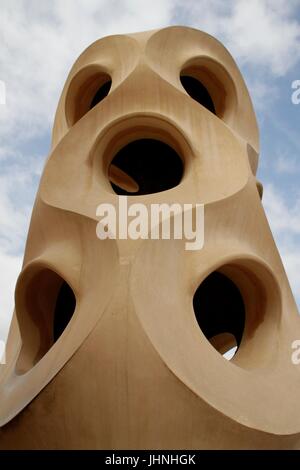 Schornstein des Casa Milà in Barcelona Stockfoto