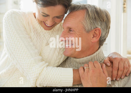Liebevolle älteres paar umarmt und lächelnd hautnah Stockfoto