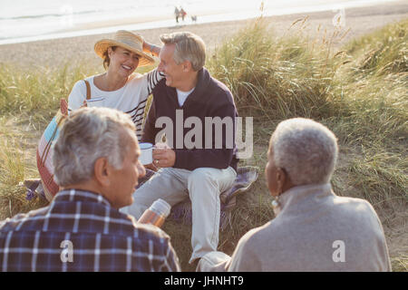 Ältere Ehepaare, Kaffee trinken und relaxen am Strand Stockfoto