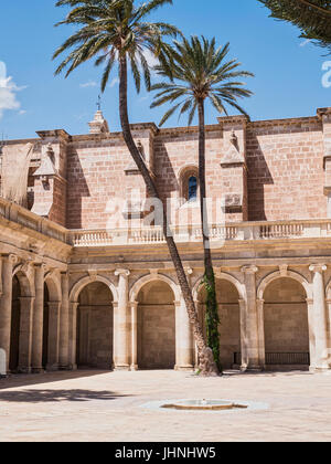 Innenhof der Kathedrale von der Menschwerdung, das Gebäude verfügt über eine Struktur der Stärke, des Übergangs zwischen der spätgotischen Architektur und Stockfoto