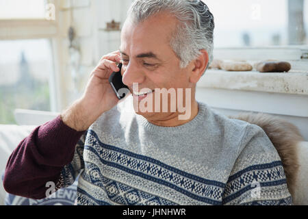Ältere Mann reden über Handy Stockfoto