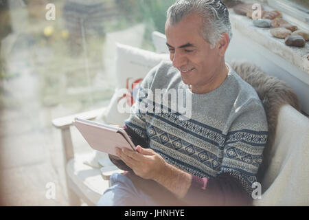 Senior woman mit digital-Tablette auf Veranda Stockfoto