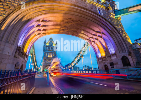 London, England - kultigen roten Doppeldecker-Busse unterwegs auf den schönen Tower Bridge bei in den frühen Morgenstunden Stockfoto