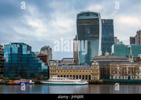 London, England - Panorama Skyline Blick auf die berühmten Bankenviertel Londons mit Wolkenkratzern, Boote und blauer Himmel Stockfoto