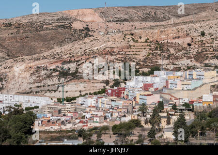 Blick von der Festung von maurischen Häusern und Gebäuden entlang der Hafen von Almeria, Andalusien, Spanien Stockfoto