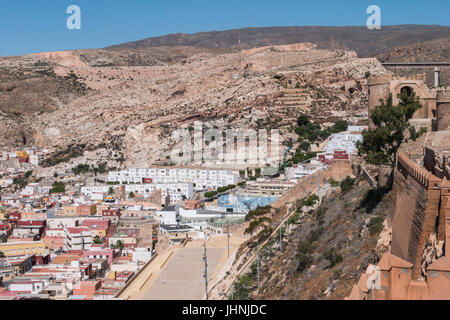 Blick von der Festung von maurischen Häusern und Gebäuden entlang der Hafen von Almeria, Andalusien, Spanien Stockfoto