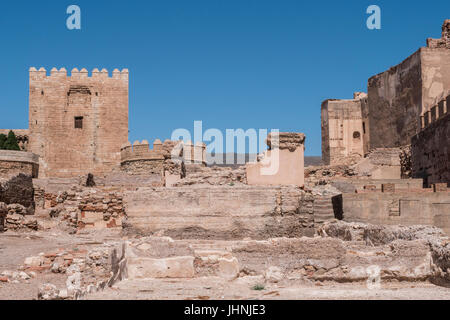 Mittelalterlichen maurischen Festung Alcazaba in Almeria, Ostspitze ist die Bastion des scheidenden, Almohade Bogen der Südturm, Überblick über die Stadt Almeria Stockfoto