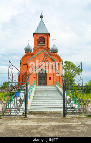 Orthodoxe Kirche der Heiligen Cosmas und Damian im Dorf Verkh-Chebula Stockfoto