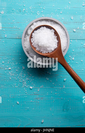 Meersalz in Stein Schüssel und Löffel aus Holz Stockfoto