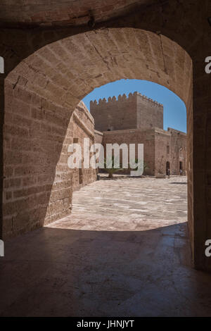 Turm der Hommage im Inneren der Alcazaba von Almeria, Andalusien, Spanien Stockfoto