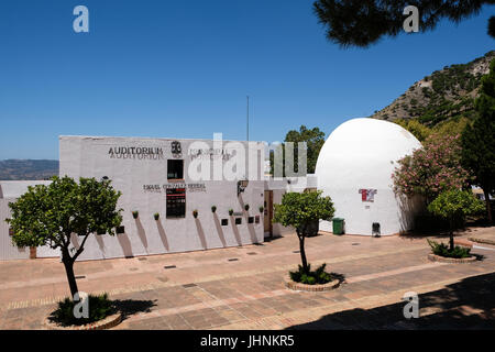 MIJAS, Andalusien/Spanien - Juli 3: Municipal Auditorium in Mijas Andalusien Spanien am 3. Juli 2017 Stockfoto