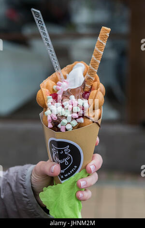 Original Joghurt Eis in einer Waffel-Tasse. Stockfoto