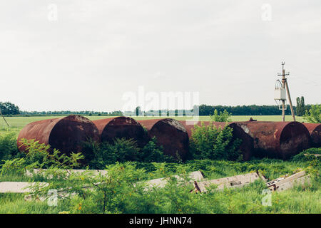 Eine alte rostige Automobil-Tanker für Benzin wird in alten Technopark von Tschernobyl nach Unfall im Atomkraftwerk ausgelöst. Apokalypse, Pripyat. Radia Stockfoto