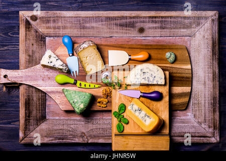 Englisch und Französisch Käse auf Holzbrettern, Messer für Käse Stockfoto