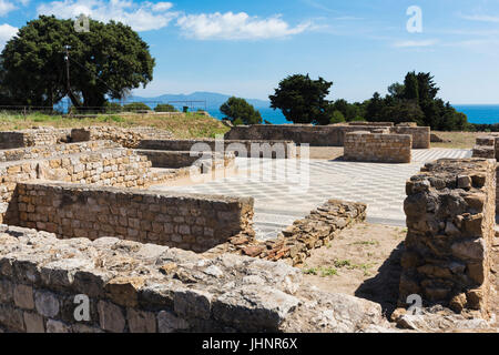 Empuries auch bekannt als Ampurias, Provinz Girona, Katalonien, Spanien.  In-situ Mosaikboden der römischen Villa.  Empuries wurde von den Griechen in den 6 gegründet. Stockfoto