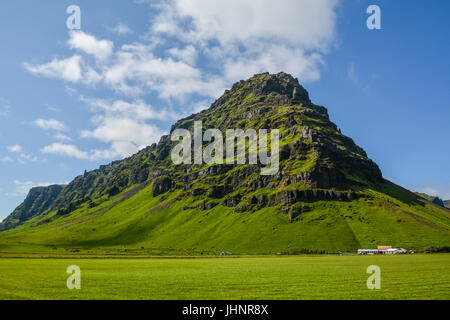 Berg in der Nähe Eyjafjallajökull Vulkan in Island. Grünen Wiese, blauer Himmel, sonnigen Sommertag. Stockfoto