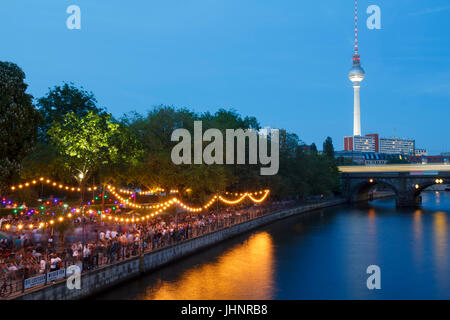 Menschen in Spree am Flussufer auf der Museumsinsel mit dem Fernsehen Turm im Hintergrund Stockfoto