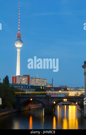 Blick auf die Stadt Berlin in der Spree an der Museumsinsel, der Fernsehturm im Hintergrund Stockfoto