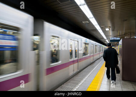 Einrichtung einer Plattform mit u-Bahn Pendler in Tokio, Japan und Tokyo-u-Bahnstation. Stockfoto