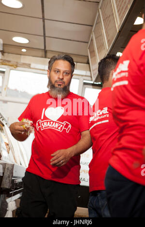 Mitarbeiter vorbereiten, Kochen und servieren eine Auswahl von englischen und Bengali Mahlzeiten im Shazanz Kebab House in Lozells, Birmingham, UK Stockfoto