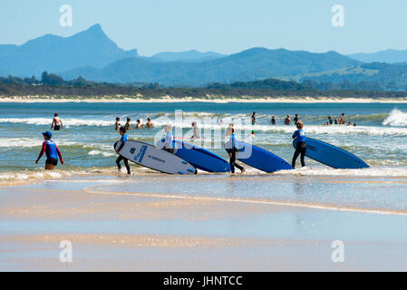 Surfschule am Hauptstrand, Byron Bay, NSW, Australien Stockfoto