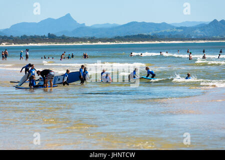 Surfschule am Hauptstrand, Byron Bay, NSW, Australien Stockfoto