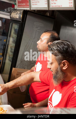 Mitarbeiter vorbereiten, Kochen und servieren eine Auswahl von englischen und Bengali Mahlzeiten im Shazanz Kebab House in Lozells, Birmingham, UK Stockfoto