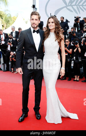 CANNES, Frankreich - 22. Mai: Kevin Trapp und Izabel Goulart besuchen "Die Tötung von A Heilige Hirsch" Premiere während der 70. Cannes Film Festival am 22. Mai, Stockfoto