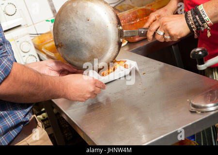 Mitarbeiter vorbereiten, Kochen und servieren eine Auswahl von englischen und Bengali Mahlzeiten im Shazanz Kebab House in Lozells, Birmingham, UK Stockfoto