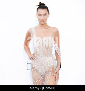 CAP d ' Antibes, Frankreich - Mai 25: Bella Hadid kommt bei der AmfAR Gala Cannes 2017 im Hotel du Cap-Eden-Roc am 25. Mai 2017 in Cap d ' Antibes, Frankreich. Stockfoto