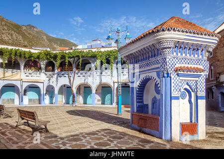 Der öffentliche Brunnen der Plaza El Hauta, Platz in Medina von Chefchaouen, nördlich von Marokko Stockfoto