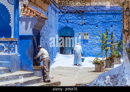 Chefchaouen, Marokko, 18. Juli 2015: Marokkaner in der Nähe eines Brunnens in der Medina von Chefchaouen, Norden von Marokko. Stockfoto