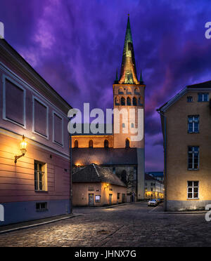 St. Olaf Kirche Kirchturm in der Altstadt von Rathausturm. Stockfoto