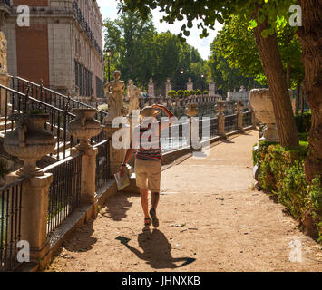 Frau zu Fuß durch die Gärten des königlichen Palast von Aranjuez, die Feder Residenz der spanischen Königsfamilie in der Nähe von Madrid Spanien Stockfoto